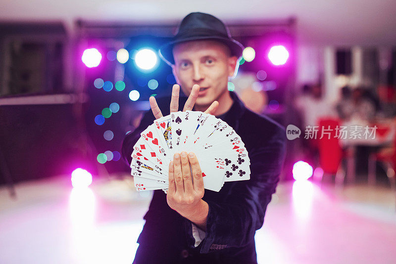 魔术师用扑克牌表演魔术。魔法,马戏团