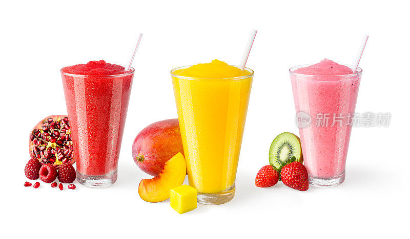 三种口味的水果冰沙在玻璃上的白色背景