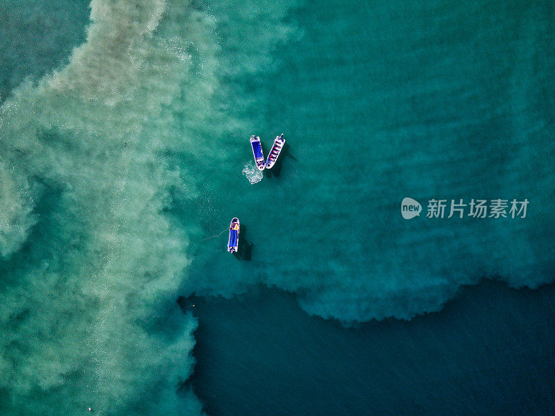 空中无人机的照片。哥斯达黎加太平洋上的渔船