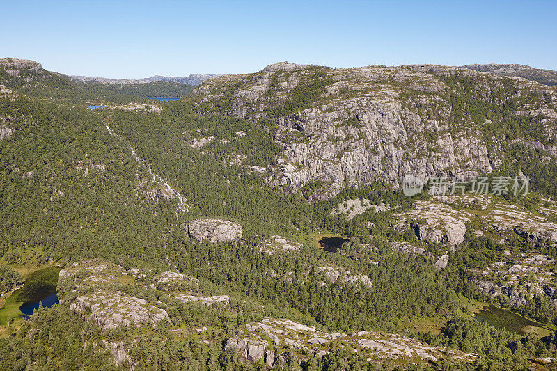 挪威的湖泊和森林景观。Preikestolen区域。挪威的地标。