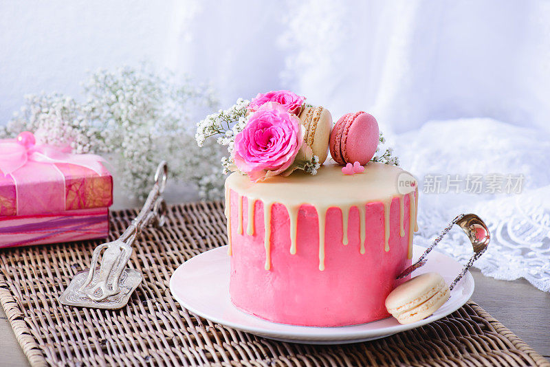 粉色蛋糕和礼物