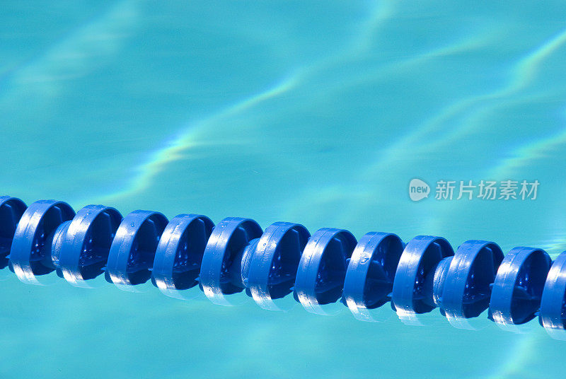 水中的蓝色游泳池泳道线标记