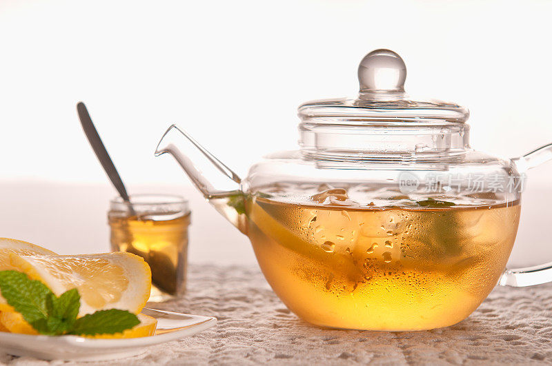 茶壶冰茶，加蜂蜜，柠檬和薄荷