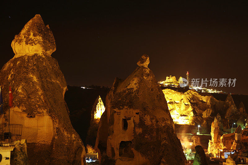 夜景在精灵烟囱镇戈雷米山谷洞穴酒店卡普