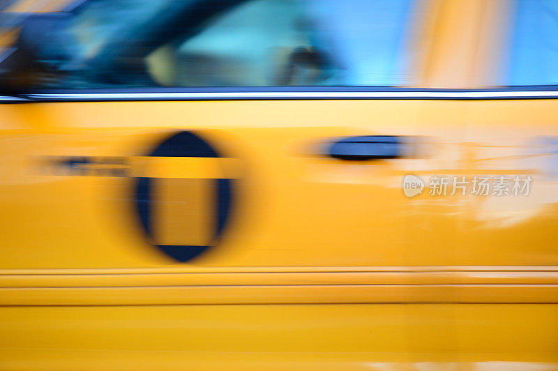 黄色出租车特写(纽约斑马线上)