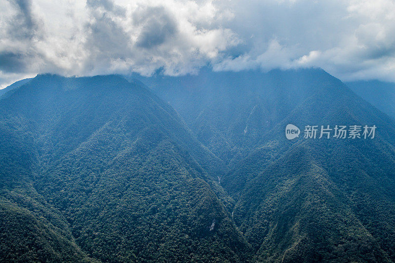 雄伟的秘鲁安第斯山脉由马丘比丘