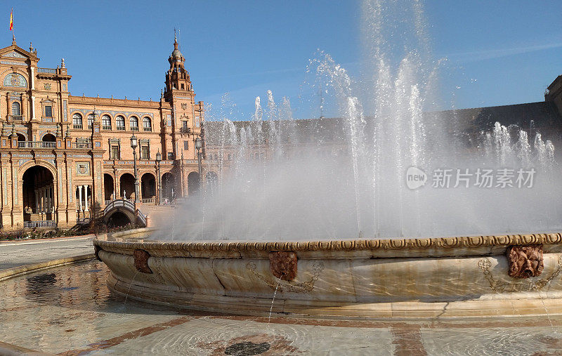 大喷泉在广场España和亭子塞维利亚西班牙