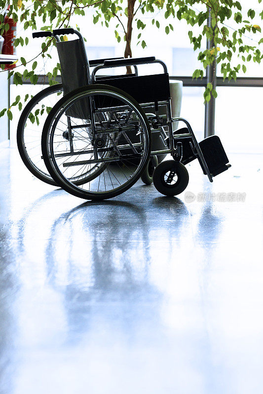 医院大厅里的空轮椅