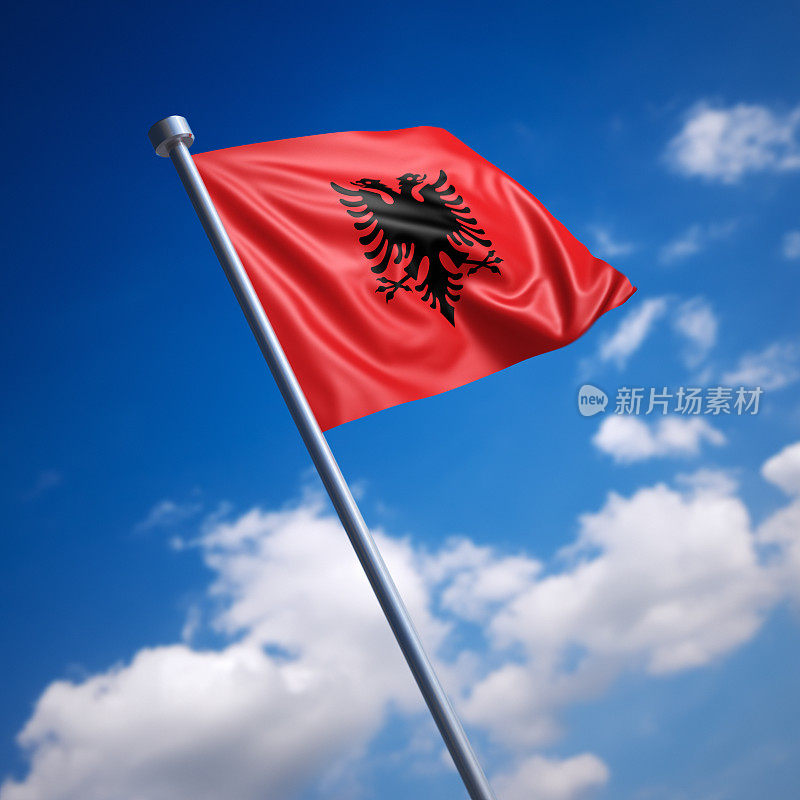 蓝天映衬下的阿尔巴尼亚国旗