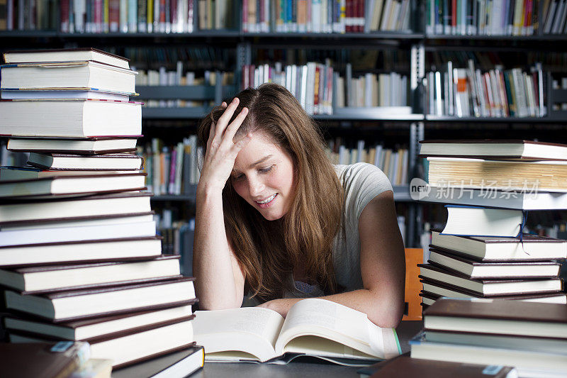 在图书馆学习的女人压力很大
