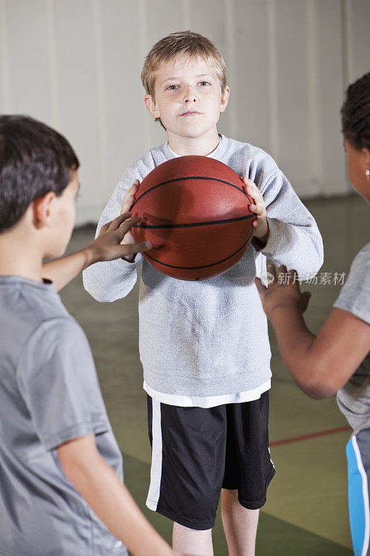男孩在和朋友打篮球