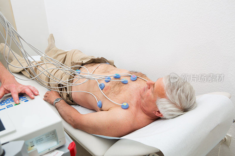 心电描记法……老绅士在检查他的心电图