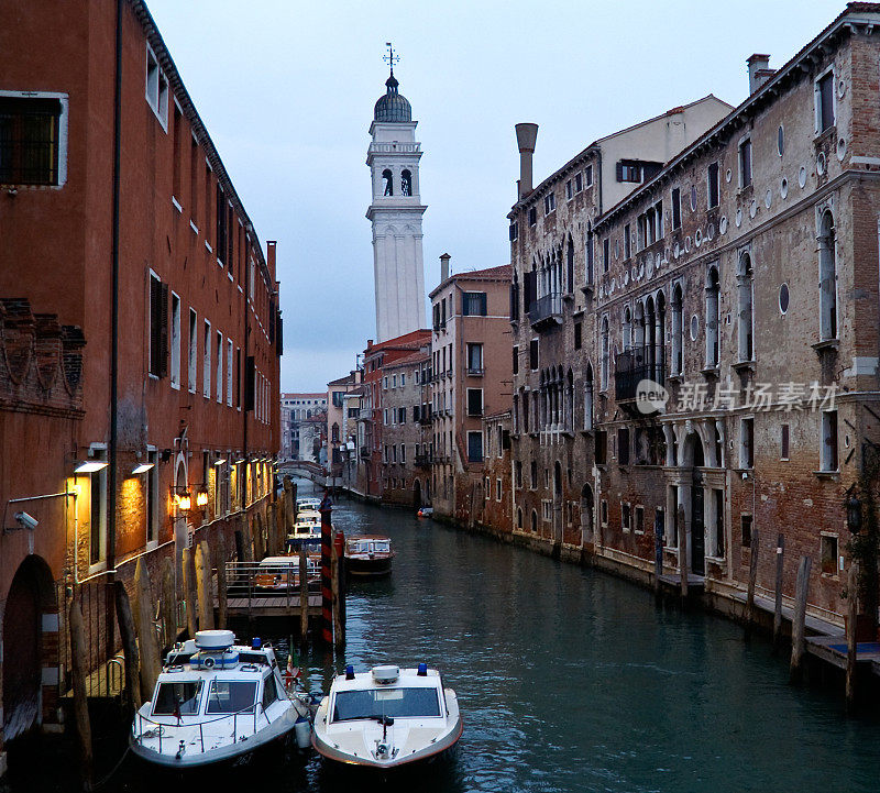 威尼斯的运河和黄昏时倾斜的钟楼