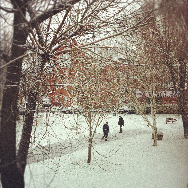 在英国牛津郡的冬天，人们在雪地里行走