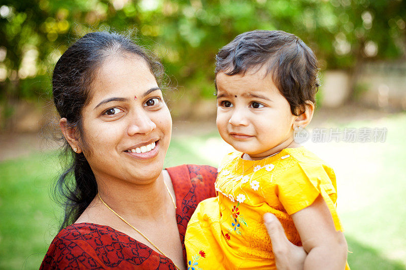 印度母亲和她的小女儿表达爱意