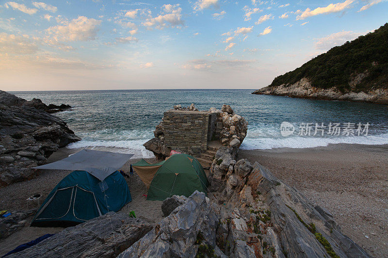 日落海滩露营