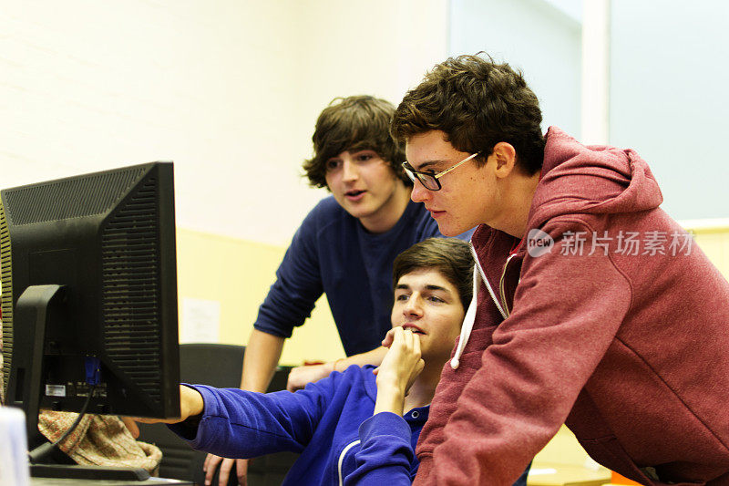 学生在学校使用电脑