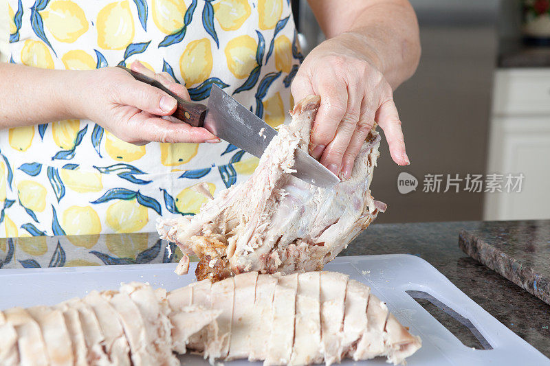 用刀切的烤火鸡胸肉