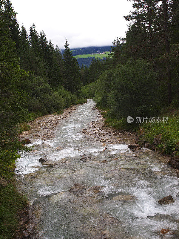 托布拉赫湖的里恩扎河