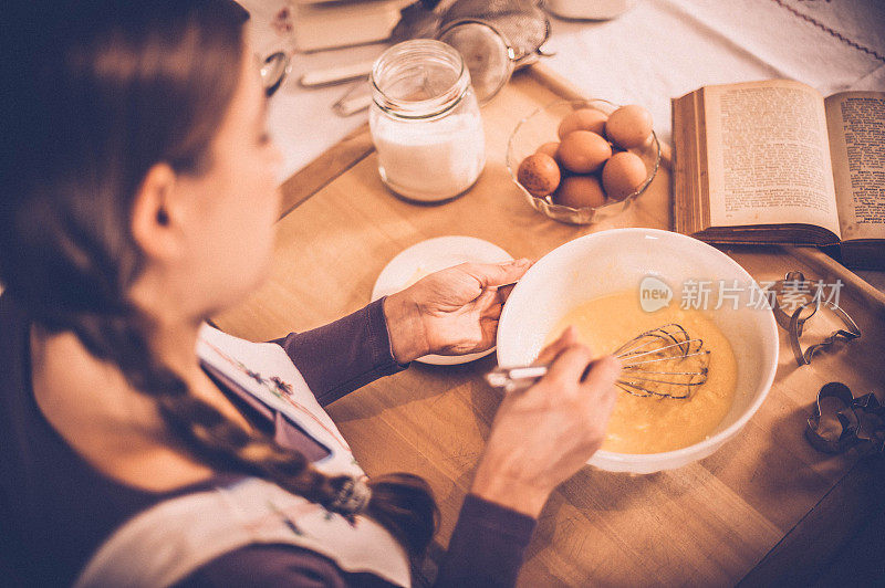 女人烤圣诞饼干