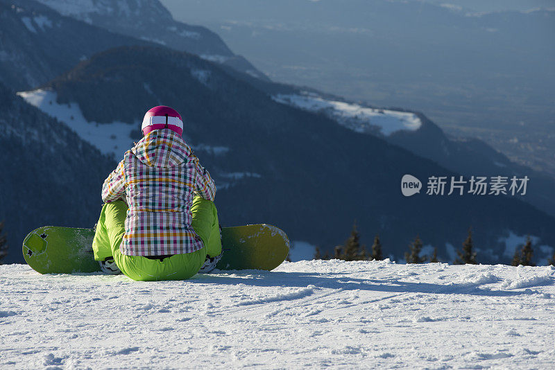 坐在滑雪