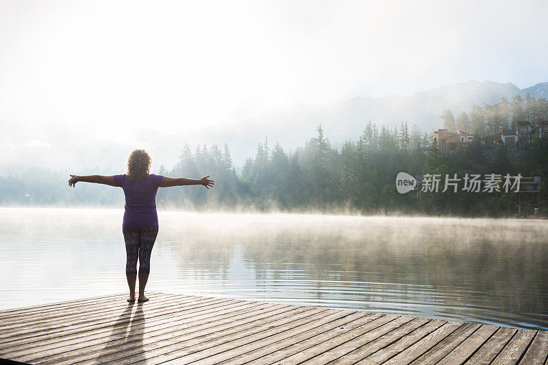 积极练习瑜伽的高年级学生