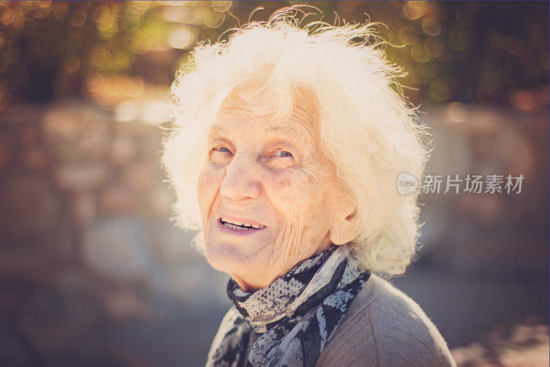 一个80-89岁高龄妇女的特写