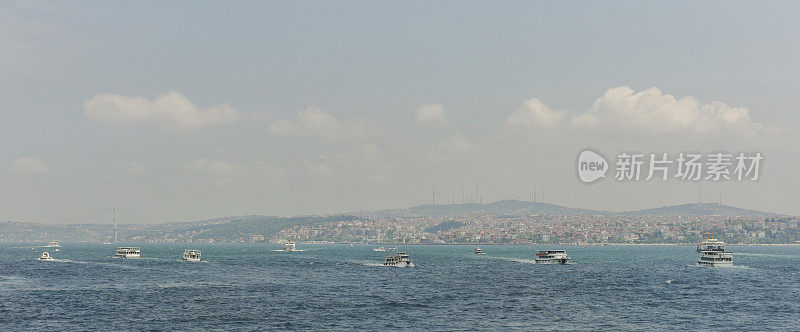 土耳其伊斯坦布尔博斯普鲁斯海峡的客船
