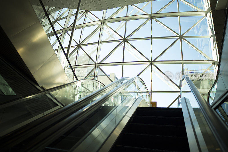 现代商业大厦的自动扶梯