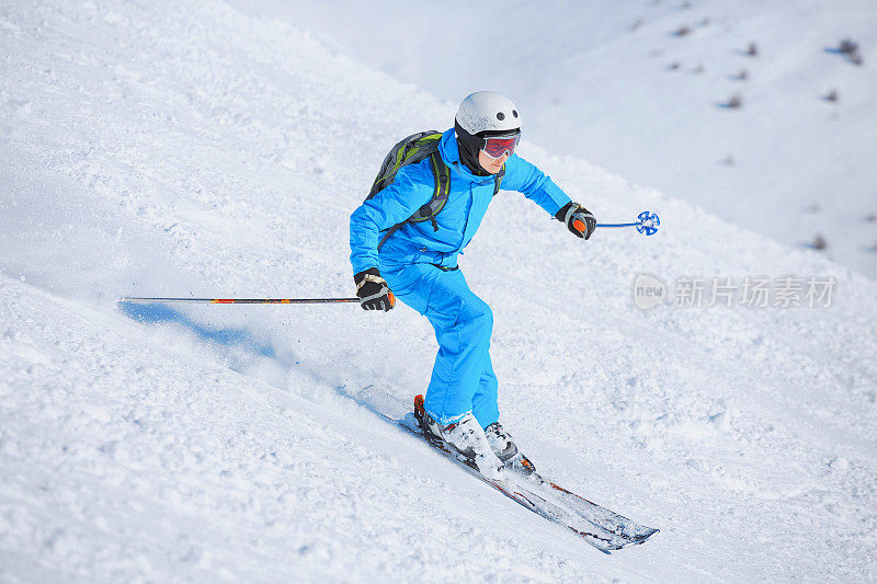 十几岁的男孩滑雪在阳光明媚的滑雪场滑雪