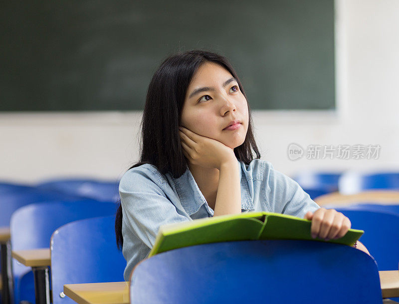 教室里的女学生