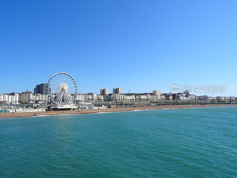 布莱顿摩天轮，海滩，大海，蓝天和海岸线全景图