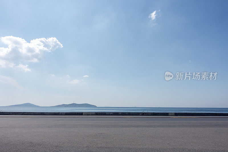 海滨背景的沥青地面空间