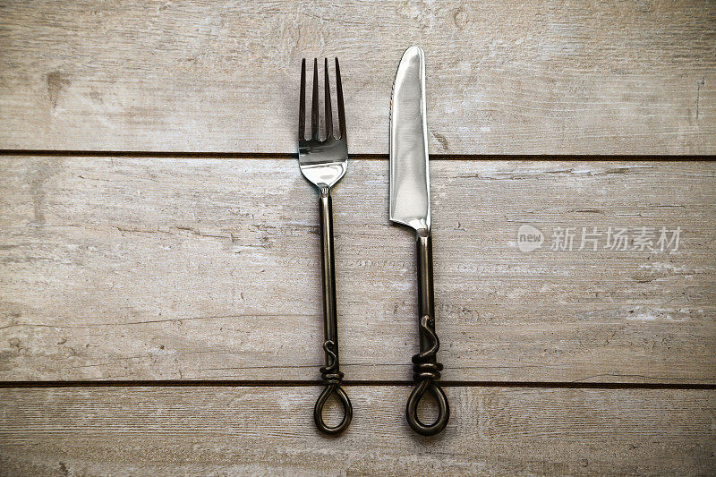 银刀叉放在木桌上