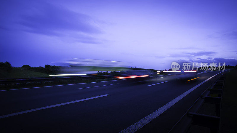 道路上的夜晚:高速公路上模糊的汽车