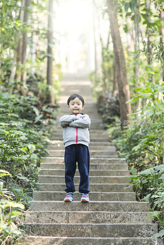 亚洲小孩在山上徒步旅行