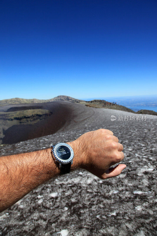 在智利普孔的维拉里卡火山山顶，人类手臂上显示的高度计