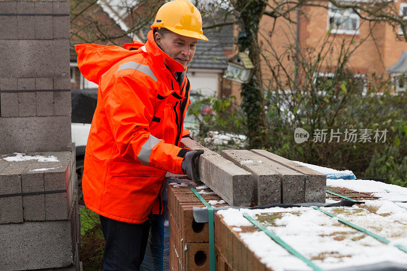 在英国房屋工地工作的男性建筑工人