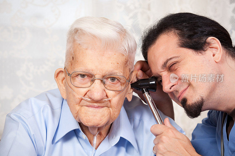 老人正在接受医生的耳朵检查