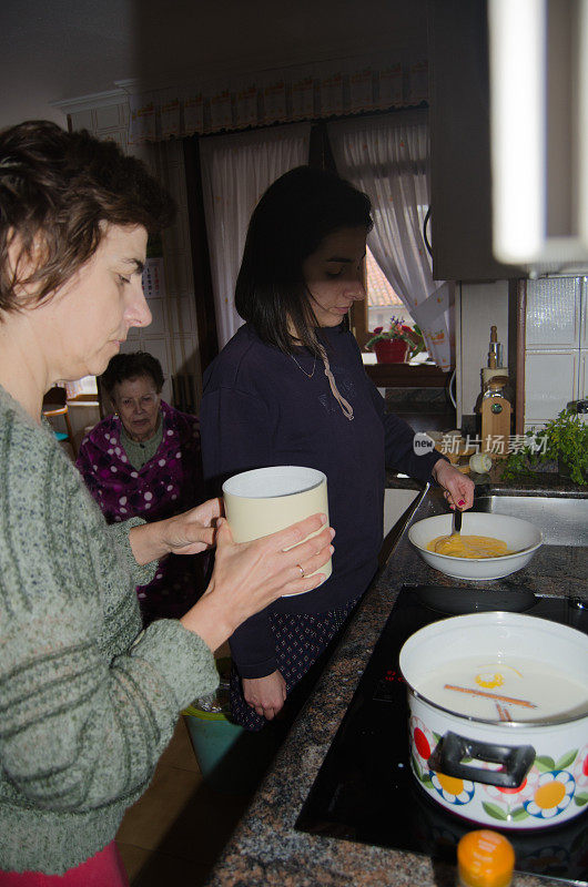 母亲，女儿和祖母在厨房里