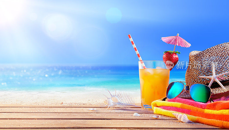 在海滩上喝酒和放松-夏天的概念
