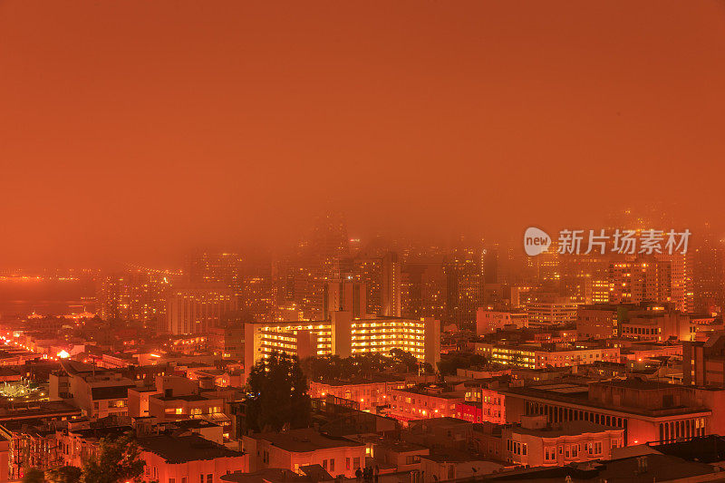 低雾中的旧金山天际线