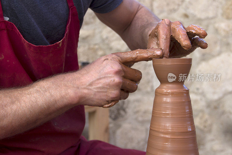 陶工用粘土做罐子