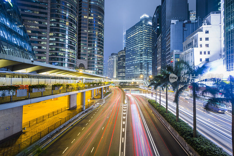 发光的摩天大楼和香港的城市街道