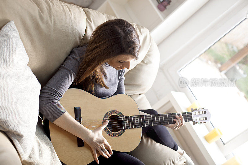 弹奏吉他的女音乐家
