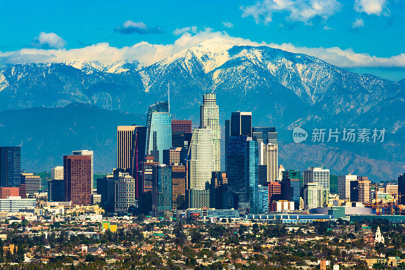 有新摩天大楼和雪山的洛杉矶天际线