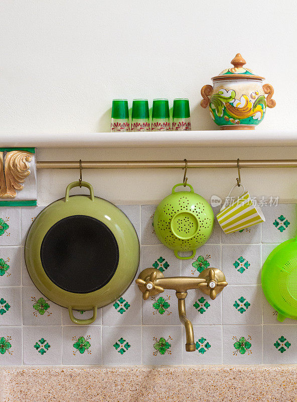 采购产品乡村厨房水槽，意大利瓷砖后挡板，绿色厨房用具