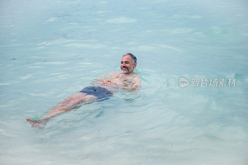 人在水上漂浮，享受大海