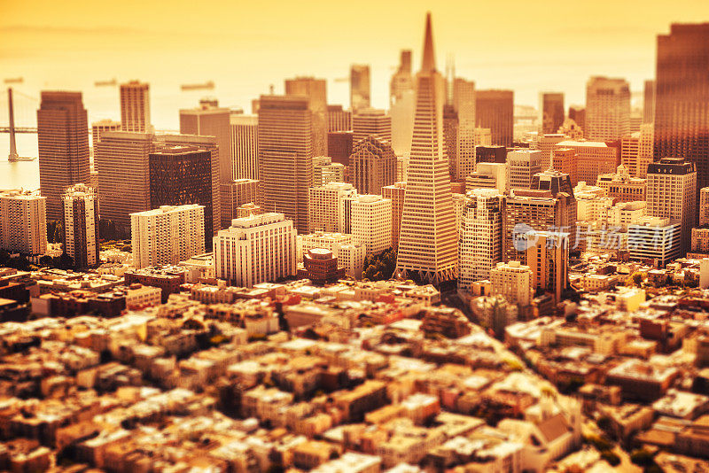 日出时旧金山天际鸟瞰图