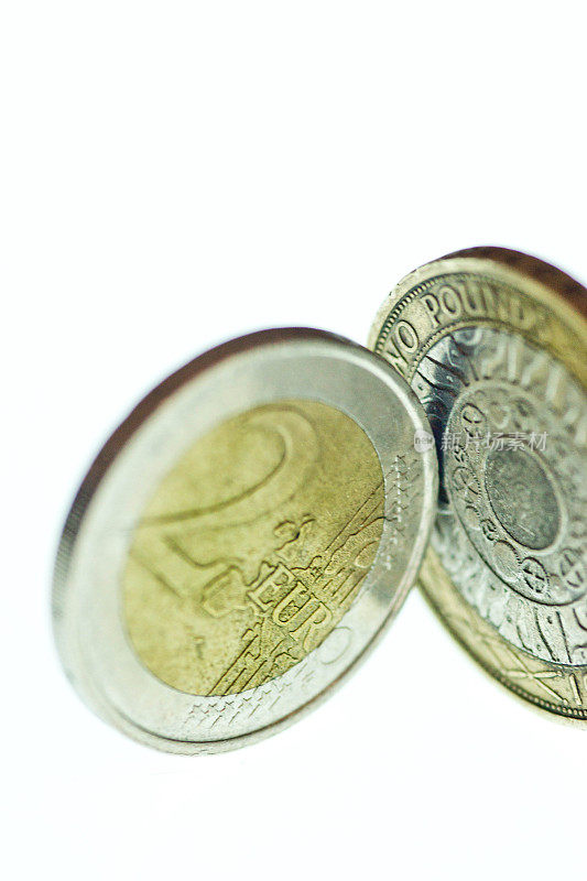 一枚两欧元硬币和一枚两英镑硬币